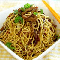 Tallarines fritos con ternera y verduras