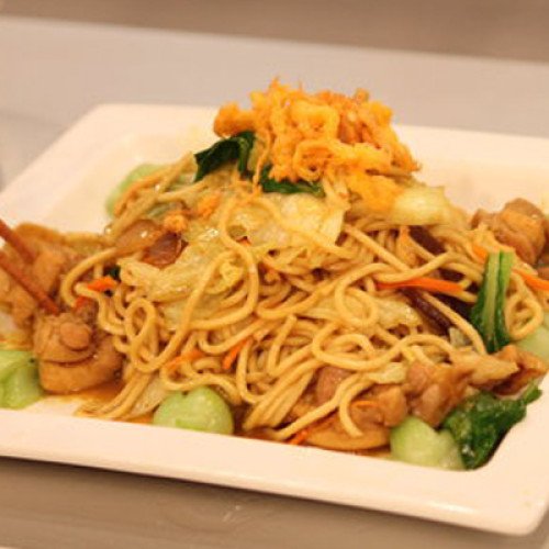 Tallarines fritos con pollo y verduras