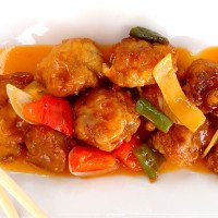 Bolita de cerdo con salsa agridulce y frutas