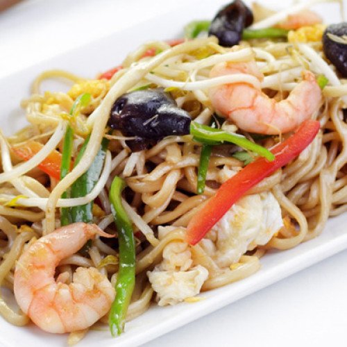 Tallarines fritos con gambas y verduras