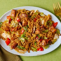 Tallarines especiales fritos con salsa yakisoba